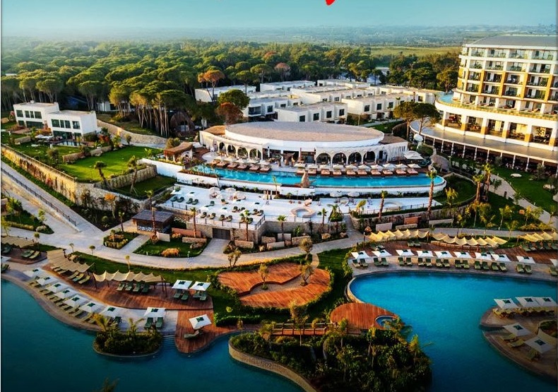 Ethno Belek otelinin havadan görünümü: havuzlar, çam ormanı ve otel binaları