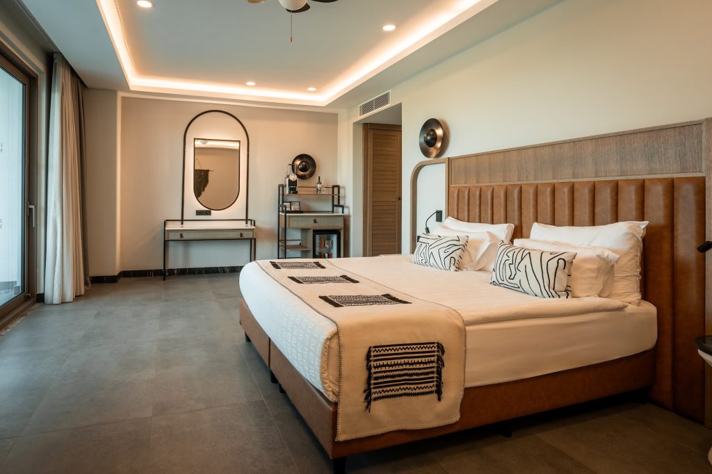 Corner Suite Swim Up — köşe süit, havuza açılan teras