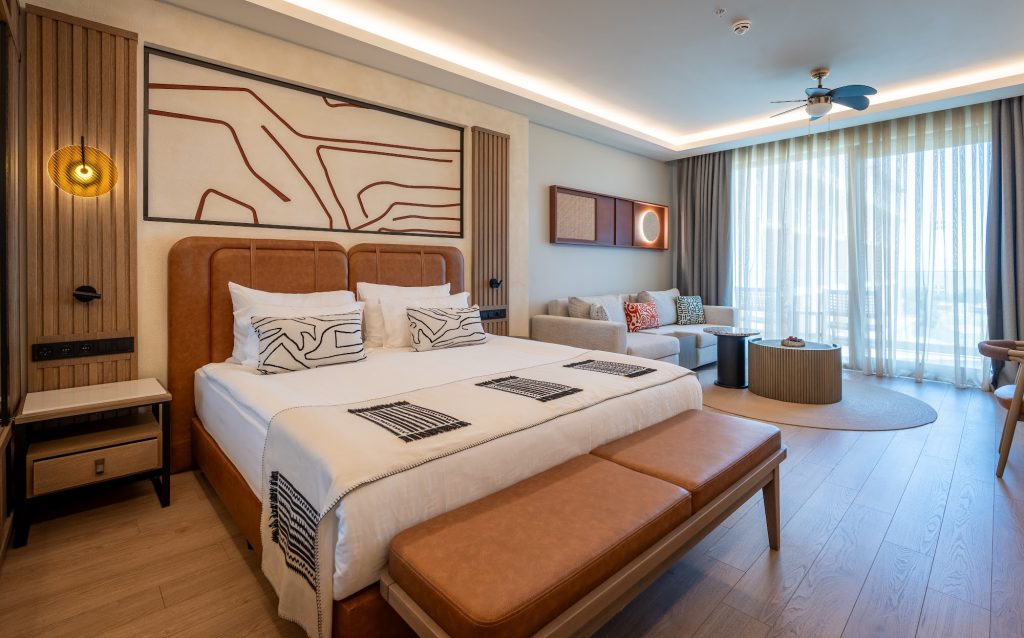 Deluxe Room — deniz manzaralı oda, çift kişilik yatak ve balkon
