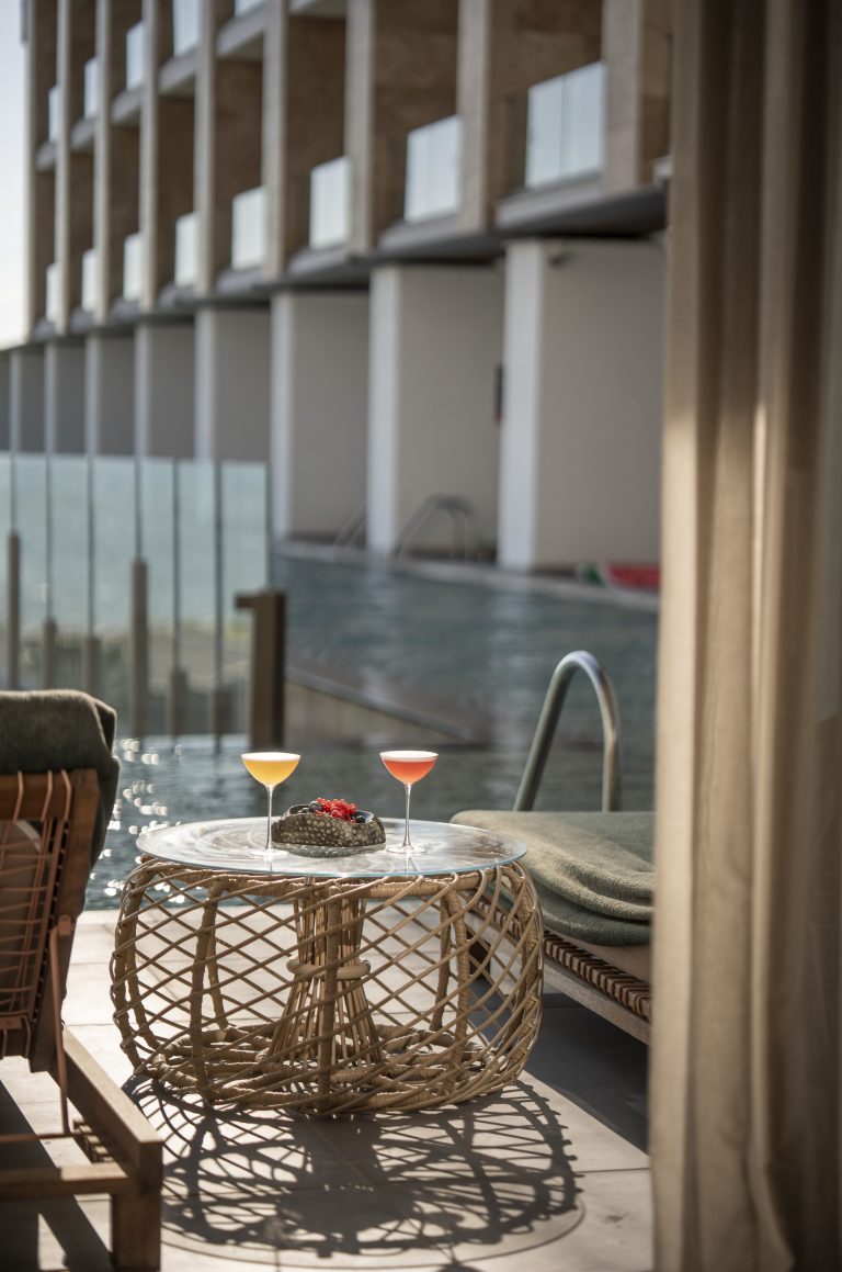 Family Suite Swim Up — havuza açılan aile süiti